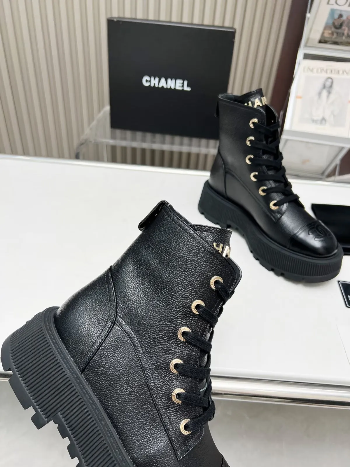 👟👟Ex-factory price 560👟👟 The original model of the new autumn and winter Chanel ankle boots✅ The strap design is super easy to put on and take off, the toe logo is electro-embroidered, the tongue is also a metal brand logo, fabric: special material, lining/foot pads: cow lining, ultra-light rubber non-slip and wear-resistant outsole, color: black, white, blue, code number: 34-41 (34, 41 need to be customized) Packaging: cloth bag card